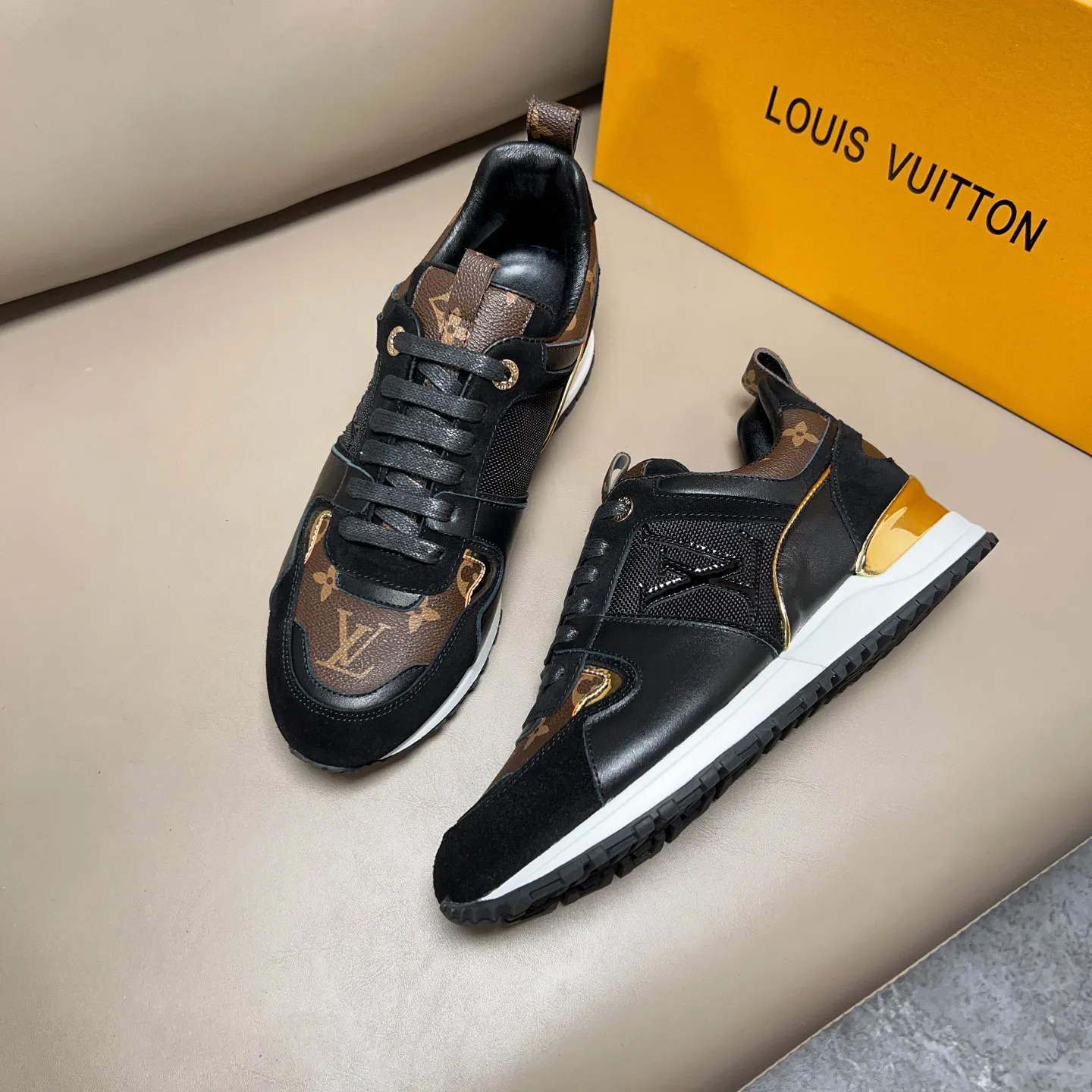 Factory price: 440💰【LV】Male and female couples model, sold simultaneously at counters, original classic 1:1 copy, original designer design, imported calf + sheepskin lining, L gold unique design on both sides, fashionable and trendy. 🔍🔍Original quality @ No pressure to enter and leave the counter at will, the original replica outsole is suitable for all kinds of travel, making it worth owning. Welcome all sellers to sell in the picture above. We can send one piece on behalf of you. Male size: 38-44 (can be customized to 45 sizes), female size: 35-39 (can be customized to 40 sizes)
